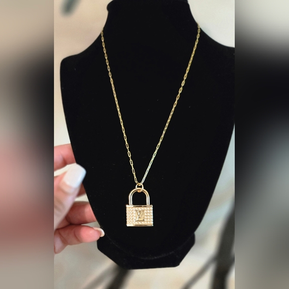 💯 Authentic Louis Vuitton Zipper Pull/ Bag Charm (Pearl and Gold) - Picture 2 of 4